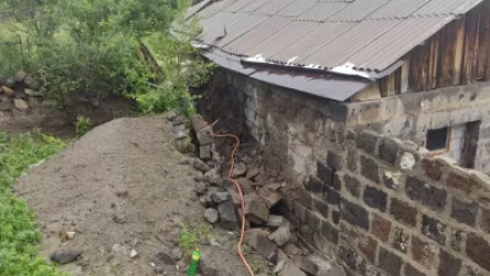 Հորդառատ անձրևի հետևանքով փլուզվել է Առափի գյուղի տներից մեկի պատը