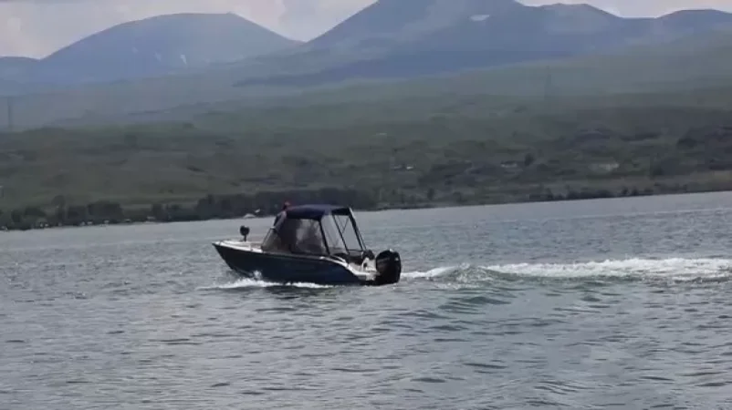 Սևանում քաղաքացին անցել է լողանշանները, չի կարողացել ափ վերադառնալ. օգնել են ջրափրկարարները