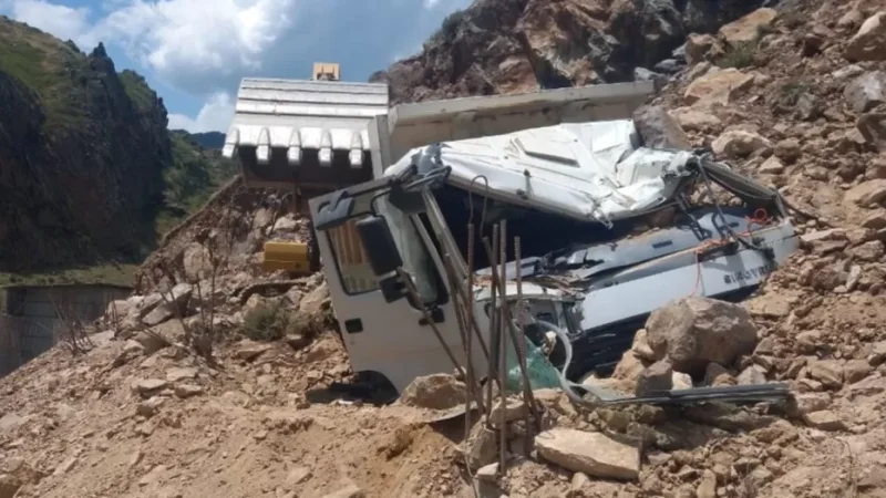 Բջնի գյուղում սարը փլուզվել է տրակտորի և «KamAZ» մակնիշի ավտոմեքենաների վրա. կա 2 տուժած