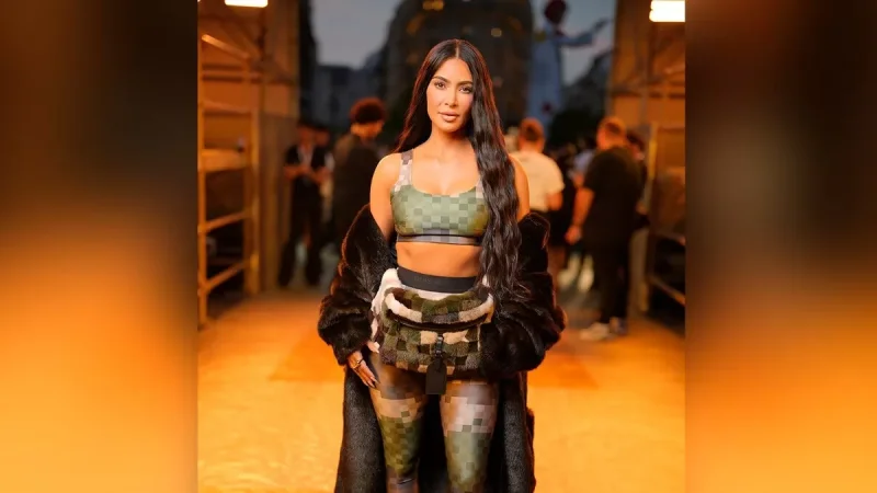 PHOTO: 'This is the worst look of all time.' Kardashian receives criticism