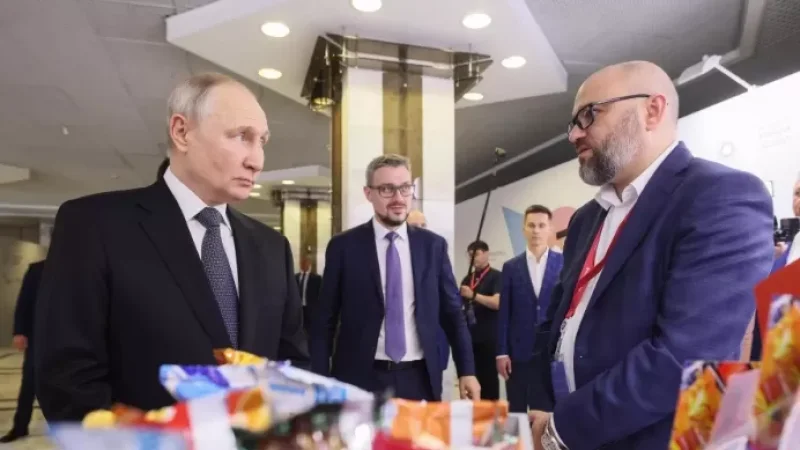 Պուտինը ցուցահանդեսում ցանկացել է փորձել սառը թեյ, բայց պարզվել է, որ այն մուլյաժ է