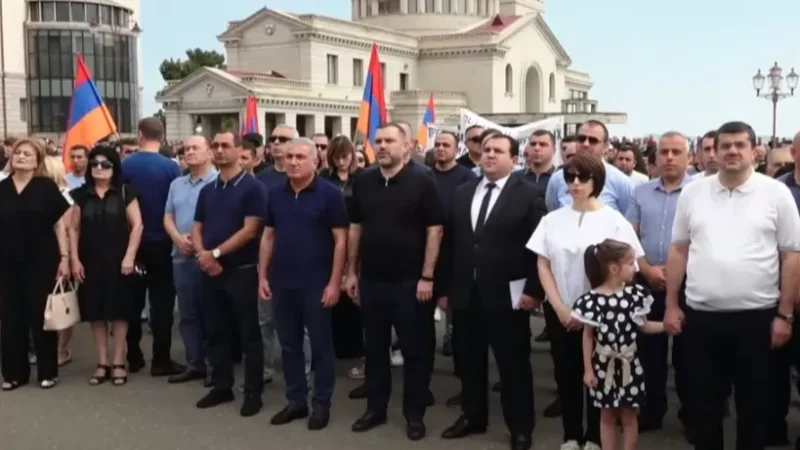 Արցախի պաշտոնյաները Ստեփանակերտի հրապարակում են