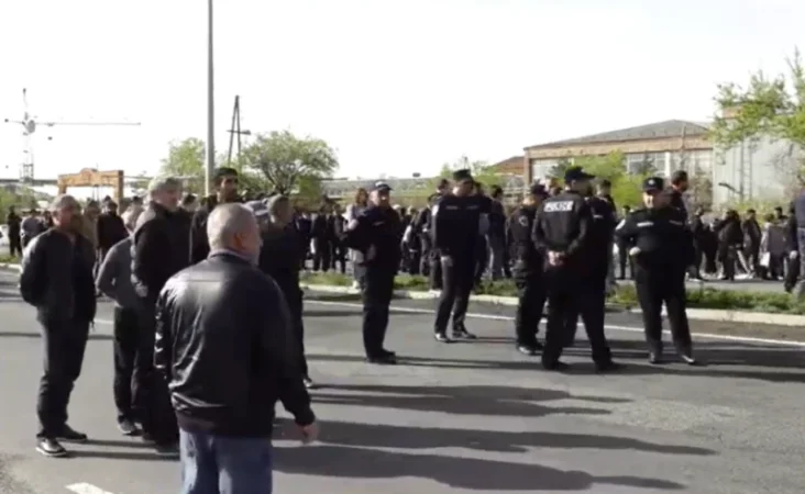 Քասախցիները պարբերաբար փորձում են փակել Երևան-Աշտարակ մայրուղին