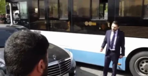 Թաղում եմ էթում, կարա՞ս էն յան էթաս․ Քասախում մեքենան անցավ մայթի վրայով