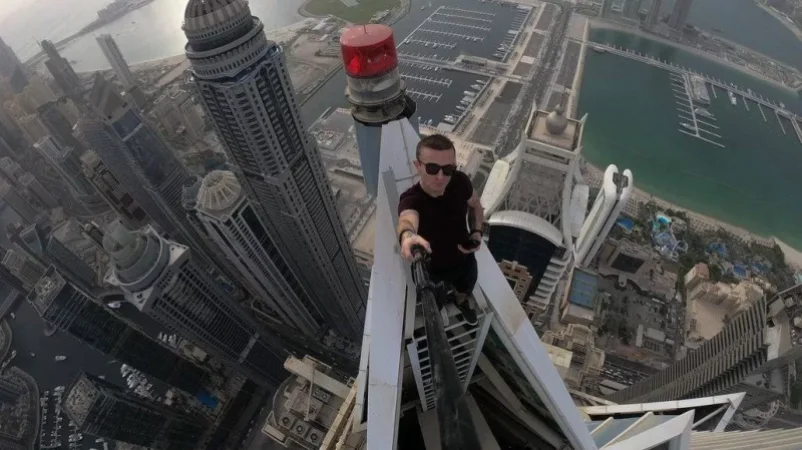 Photographers: French Extreme Sportsman Falls from 68th Floor in Hong Kong