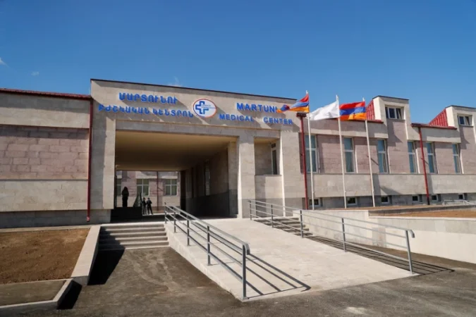 Ճաքճքած պատեր, սալիկներ. Մարտունիում 6.5 միլիոն դոլար արժեցած հիվանդանոցը չի գործում. «Ժողովուրդ»