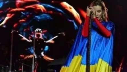 ՏԵՍԱՆՅՈՒԹ. Երգչուհի Լոբոդան երգել և խոսել է ռուսերեն՝ փաթաթված Ուկրաինայի դրոշով. նա քննադատությունների է արժանացել