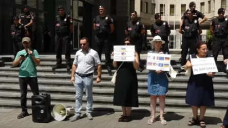 Բողոքի ակցիա՝ ԱԳՆ-ի դիմաց․ արցախցիները պահանջում են բացել Լաչինի միջանցքը