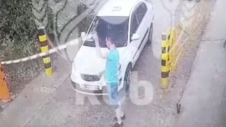 ՏԵՍԱՆՅՈՒԹ․ Տաքսու վարորդը կոտրում է արգելապատնեշը՝ հաճախորդներին հասնելու համար․ Սոչի