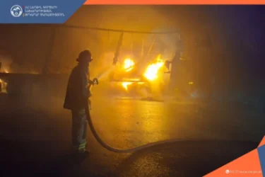 Բեռնատարը բախվել է ժայռին և բռնկվել․ ՆԳՆ