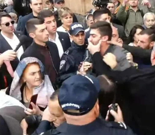 Քաղաքացու բերանը փակած եկեղեցուց դուրս է բերել ՊՊԾ աշխատակից Աշոտ Մկրտումյանը