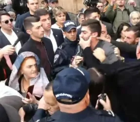 Քաղաքացու բերանը փակած եկեղեցուց դուրս է բերել ՊՊԾ աշխատակից Աշոտ Մկրտումյանը
