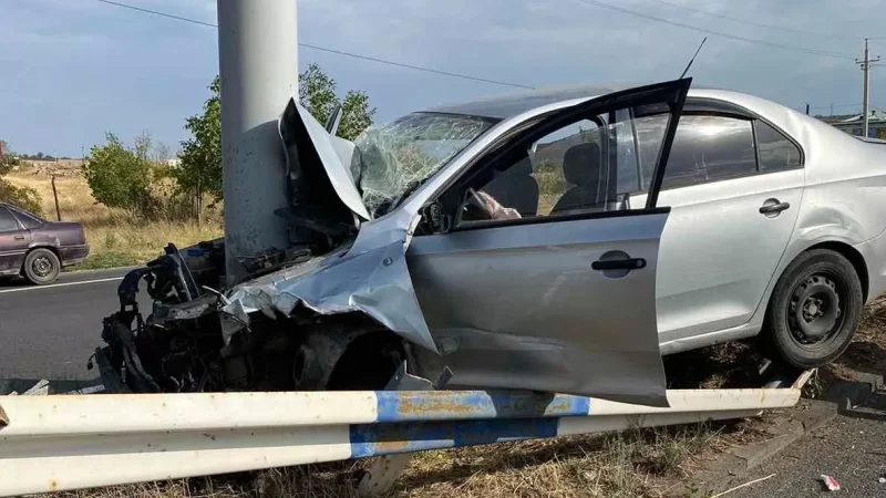 Ավտոմեքենան բախվել է ճանապարհի բաժանարար արգելապատնեշին․ տուժած կա