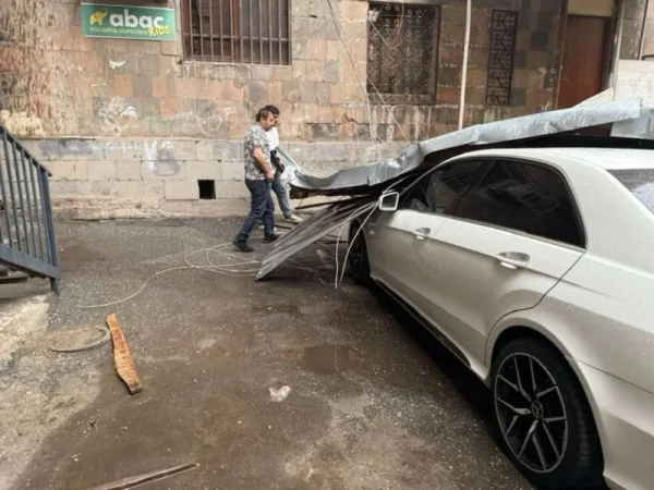 Ուժգին քամուց ծառեր են տապալվել. շենքի տանիքի թիթեղը ցած է ընկել