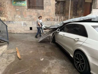 Ուժգին քամուց ծառեր են տապալվել. շենքի տանիքի թիթեղը ցած է ընկել