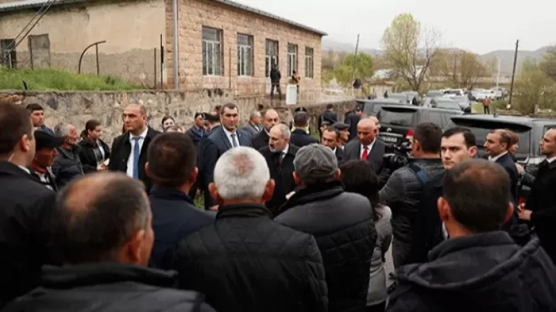 Փաշինյանի ուղղությամբ անձրևանոց նետած կնոջ գործը մտել է դատարան