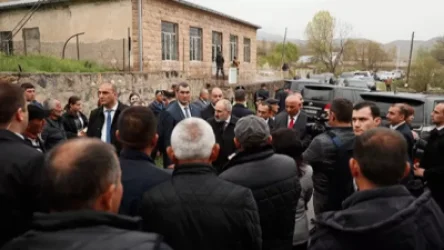 Փաշինյանի ուղղությամբ անձրևանոց նետած կնոջ գործը մտել է դատարան