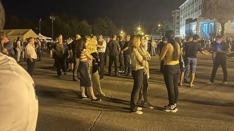 Ստեփանակերտում մարդիկ շարունակում են մնալ Վերածննդի հրապարակում