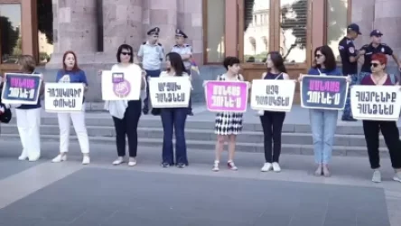 «Մանդատ չունես՝ ազգ պառակտես». լուռ ակցիա կառավարության շենքի մոտ