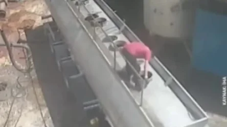 Տղամարդը ծխախոտը բերանում, բացել է վառելիքատար մեքենայի կափարիչը. Թուրքիա