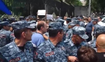 Քաղաքացիները հակառուսական պաստառներով բողոքի ակցիա են իրականացնում