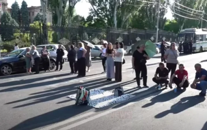 Անհետ կորածների ծնողները բացեցին Բաղրամյանի պողոտան