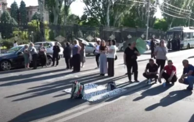 Անհետ կորածների ծնողները բացեցին Բաղրամյանի պողոտան