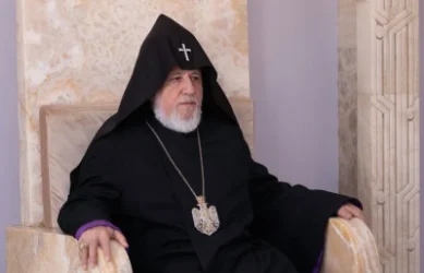 Քաղաքացիները «Զվարթնոց» օդանավակայանում դիմավորում են Գարեգին Բ-ին