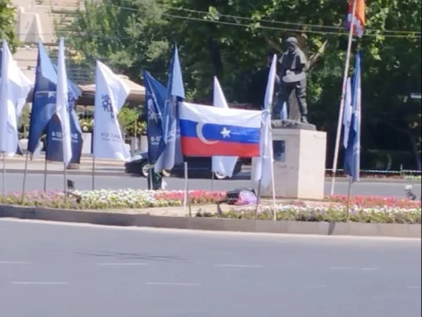 Երևանի կենտրոնում անհայտ ծագման դրոշ է հայտնվել