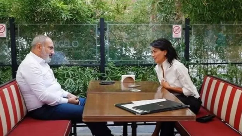 Photos: Pashinyan and Anna Hakobyan Visit Café