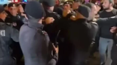 ՏԵՍԱՆՅՈՒԹ. Իրավապահները ծեծի են ենթարկում քաղաքացիներից մեկին