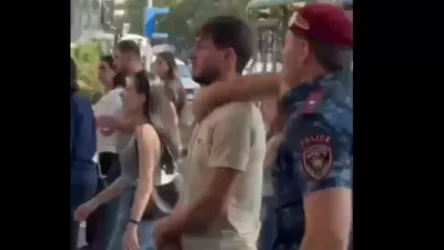 ՏԵՍԱՆՅՈՒԹ. Ինչպես է կարմիր բերետավորը երիտասարդի կոկորդից բռնելով հրում