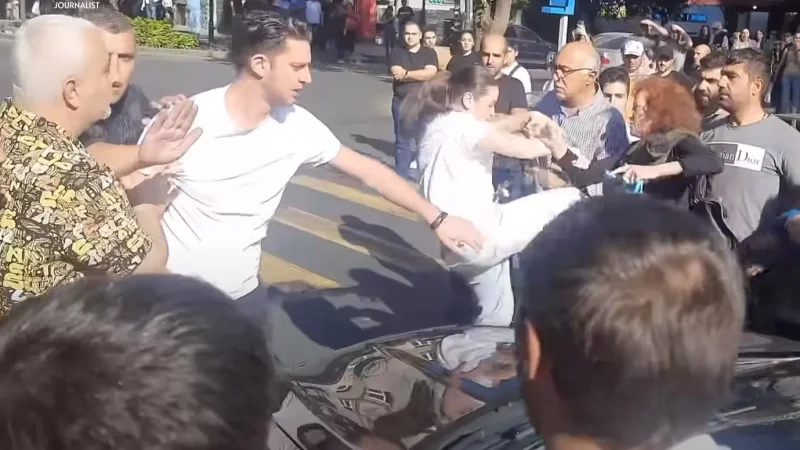 Ակցիայի մասնակիցը ոտքերով և ձեռքերով հարվածել է փողոցը բացել փորձող տարեց կնոջը. ՔԿ