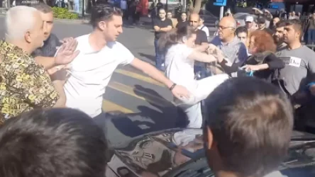 Ակցիայի մասնակիցը ոտքերով և ձեռքերով հարվածել է փողոցը բացել փորձող տարեց կնոջը. ՔԿ