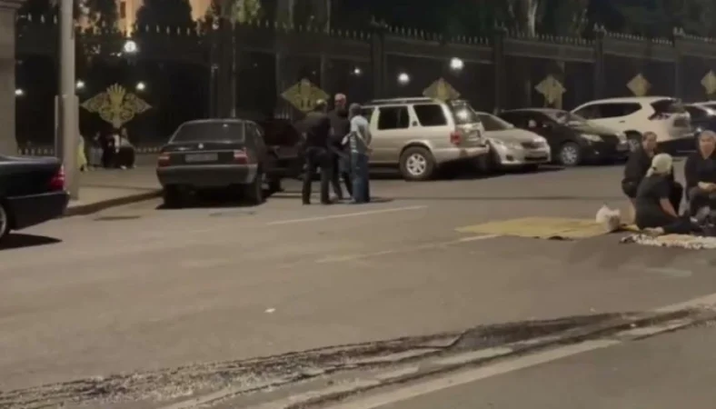 Անհետ կորած զինծառայողների հարազատները 5 ժամից ավել նստացույց են իրականացնում