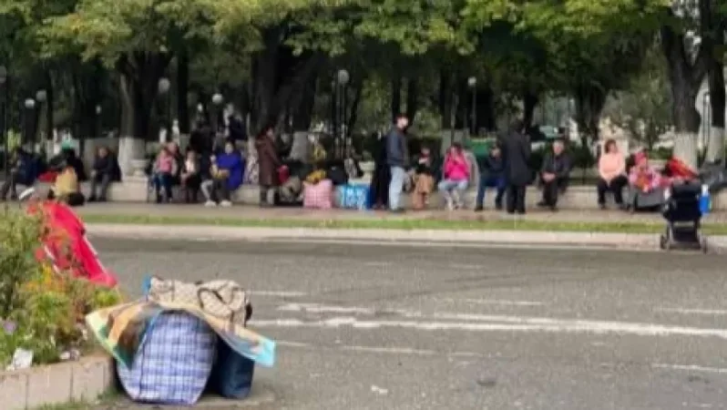 Photos: 'In Stepanakert, people are waiting day and night in the cold without food for their turn to move to Armenia' - Tatoyan