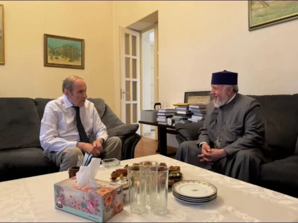 Լևոն Տեր-Պետրոսյանը հյուրընկալել է Ամենայն Հայոց Կաթողիկոսին