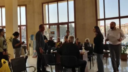 ԼՈՒՍԱՆԿԱՐՆԵՐ. Արցախցիների մեծ հոսք Գյումրիում․ հիվանդանոցների շենքերն անգամ որպես կացարան են ծառայում