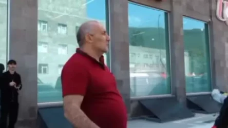 ՏԵՍԱՆՅՈՒԹ. Հրամանատար Կարեն Ջալավյանը (Քյոխը) չպատասխանեց լրագրողի հարցերին