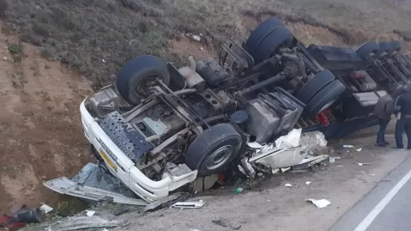 Քաջարան-Մեղրի ավտոճանապարհին բեռնատարը կողաշրջվել է. կա զոհ