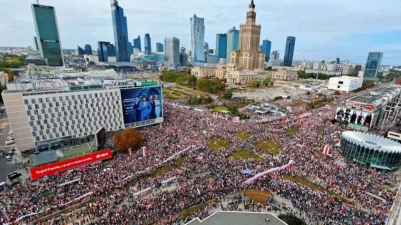 Հարյուր հազարավոր մարդիկ` Վարշավայի կենտրոնում