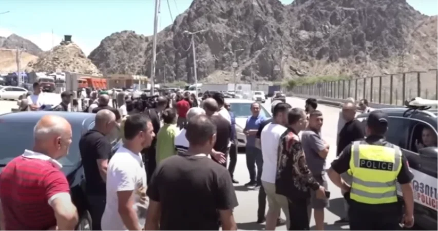 Ագարակի անցակետը տաքսու վարորդներով հագեցած է