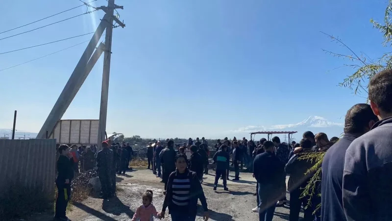 «Ասում են՝ ումից ապօրինի գնել եք իրենցից էլ պատասխան պահանջեք»․ Սիլիկյան  թաղամասի բնակիչն ահազանգում է