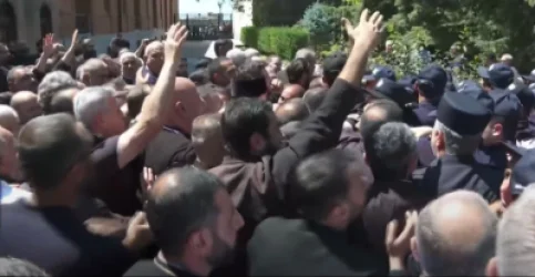 Մայր Աթոռում հրմշտոց սկսվեց հոգևորականների և ուժայինների միջև