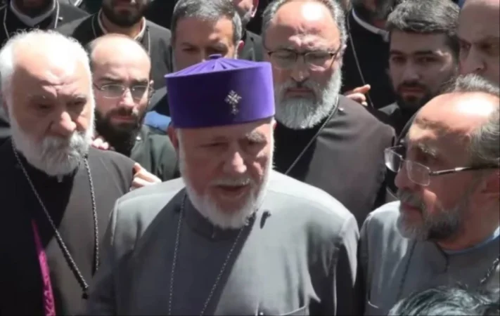 ԱԱԾ աշխատակիցները մտել են վեհարան, դուռը կողպել. իրավիճակը մնում է  լարված