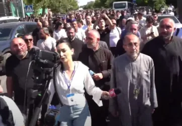 Արքեպիսկոպոս Աջապահյանը Մայր Աթոռից ոտքով շարժվում է Երևան