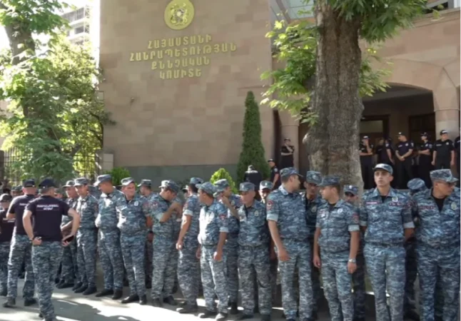 Ոստիկանական ուժեր են կենտրոնացվել. Միքայել Սրբազանը գալիս է ՔԿ