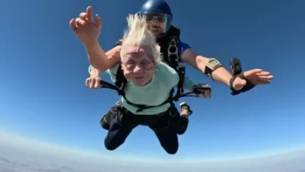 ՏԵՍԱՆՅՈՒԹ. Ռեկորդային ցատկից հետո 104 տարեկանում մահացել է աշխարհի ամենատարեց պարաշյուտիստը