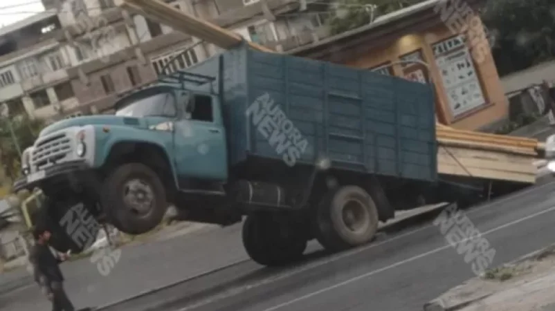 Ծանրության պատճառով ԶԻԼ-ի առջևի անիվներն օդում են մնացել