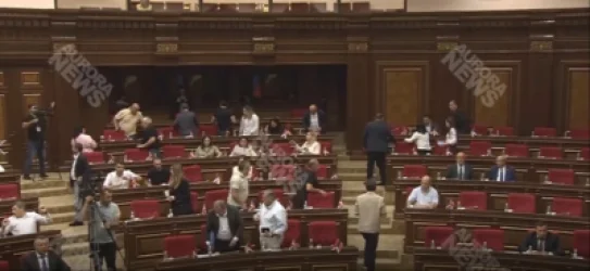 Ընդդիմադիր պատգամավորները բոյկոտեցին նիստը և դուրս եկան դահլիճից